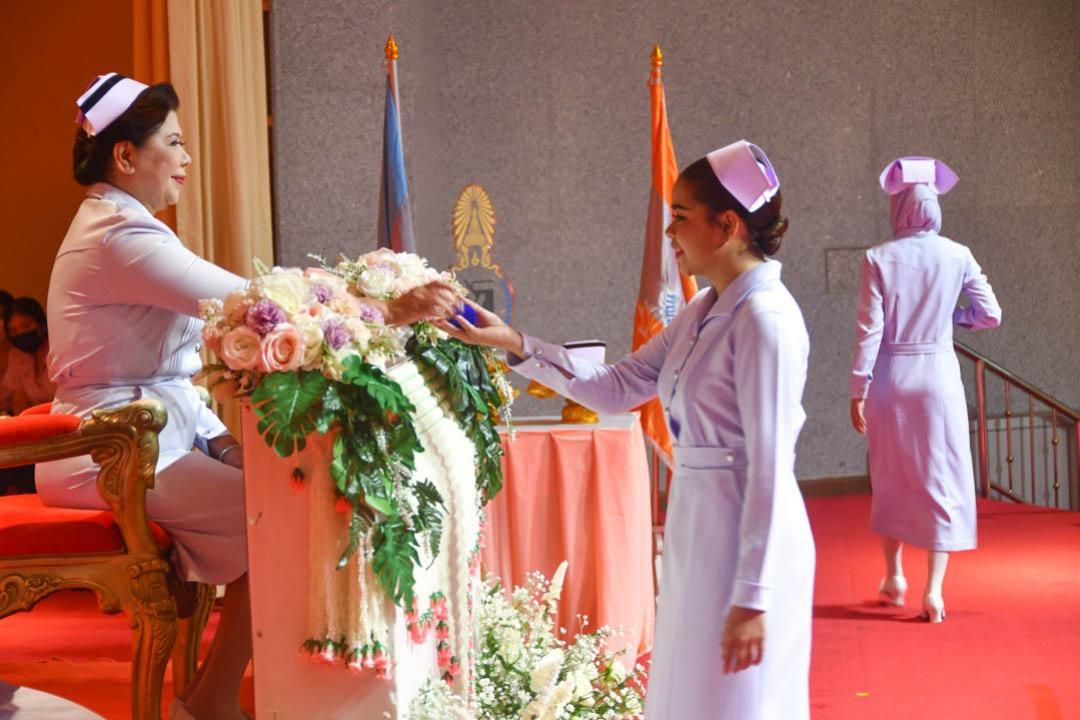 คณะพยาบาลศาสตร์ จัดพิธีมอบแถบหมวกและเข็มสถาบัน แก่ผู้สำเร็จการศึกษาหลักสูตรพยาบาลศาสตร์บัณฑิต ประจำปีการศึกษา 2565