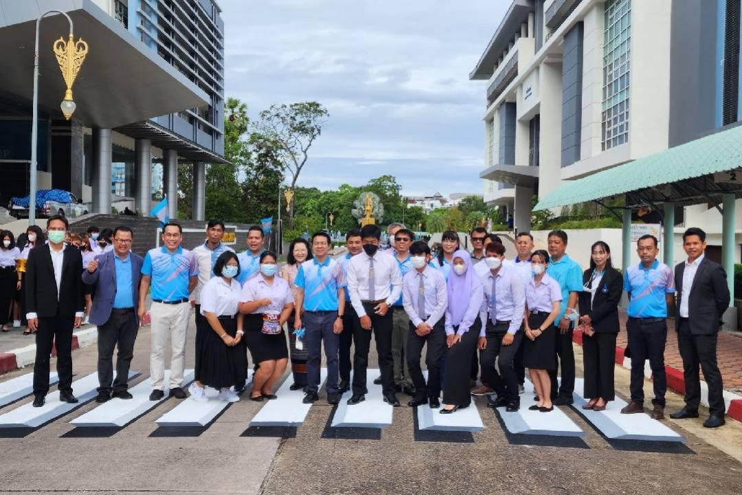 ม.ทักษิณ รวมพลังนิสิตสร้างวินัยจราจรผ่านกิจกรรม "54 ปี ทำดีเพื่อมหาวิทยาลัย"