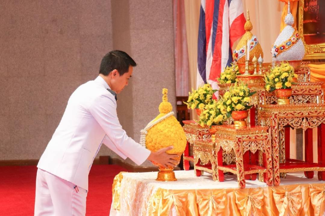 มหาวิทยาลัยทักษิณ จัดพิธีวางพานพุ่มดอกไม้และพิธีถวายบังคม เนื่องในวันคล้ายวันพระบรมราชสมภพพระบาทสมเด็จพระบรมชนกาธิเบศร มหาภูมิพลอดุลยเดชมหาราช บรมนาถบพิตร วันพ่อแห่งชาติ ๕ ธันวาคม ๒๕๖๕