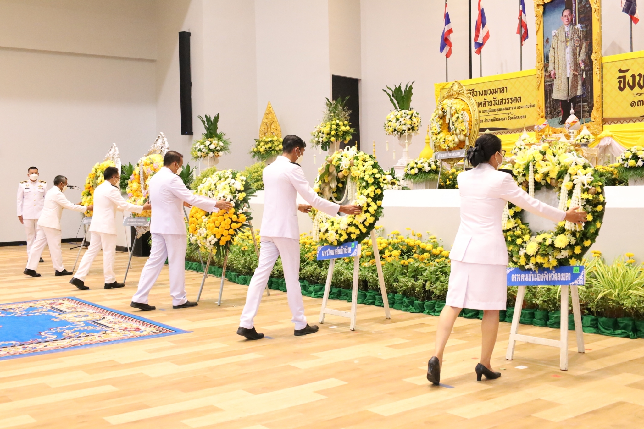 ผู้แทนผู้บริหาร ม.ทักษิณ เข้าร่วมพิธีวางพวงมาลาน้อมรำลึกในพระมหากรุณาธิคุณเนื่องในวันคล้ายวันสวรรคต ๑๓ ตุลาคม