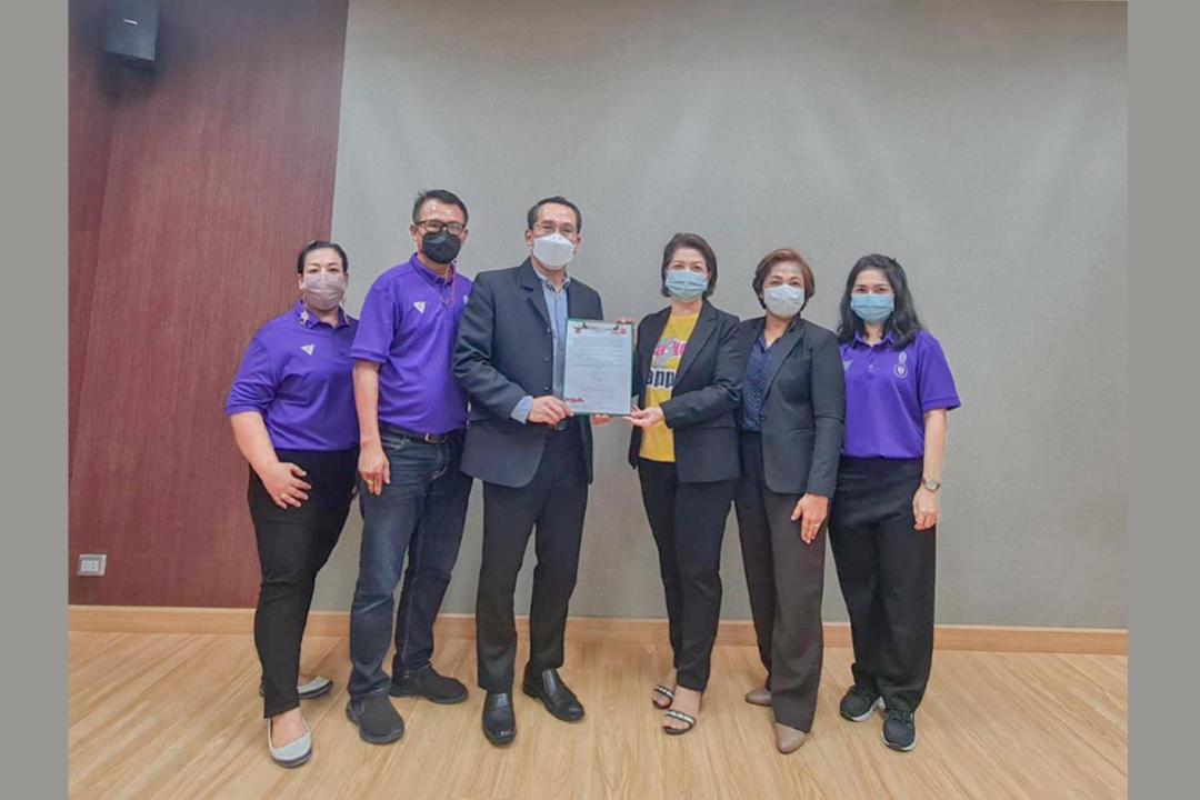 ผศ.ดร.พรไทย ศิริสาธิตกิจ รองอธิการบดีฝ่ายกิจการนิสิตและพันธกิจสัมพันธ์ ลงนามในบันทึกข้อตกลงการทำประกันอุบัติเหตุนิสิตประจำปีการศึกษา 2565