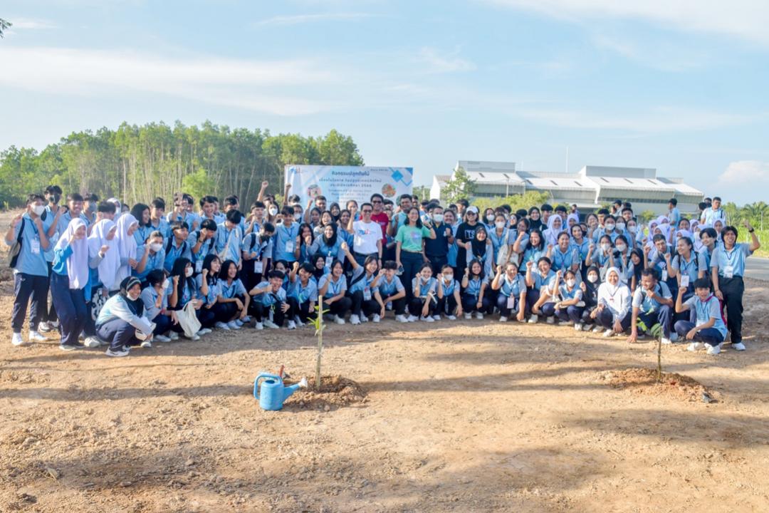 ม.ทักษิณ นำนิสิตใหม่ร่วมปลูกต้นไม้ ในวันปฐมนิเทศนิสิตใหม่ ประจำปีการศึกษา 2566