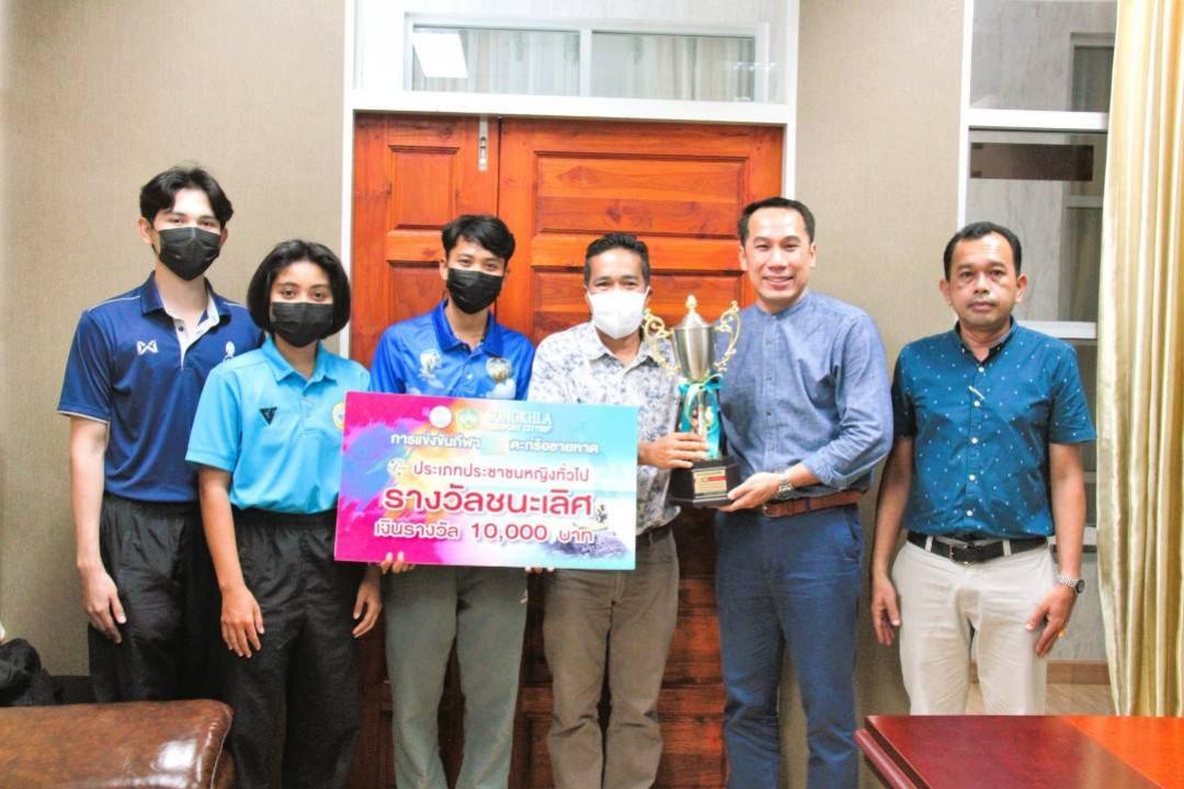 ทีมชนะเลิศตะกร้อชายหาด "อบจ.สงขลา โอเพ่นคัพ ครั้งที่ 2" รายงานและมอบถ้วยชนะเลิศแก่มหาวิทยาลัยทักษิณ